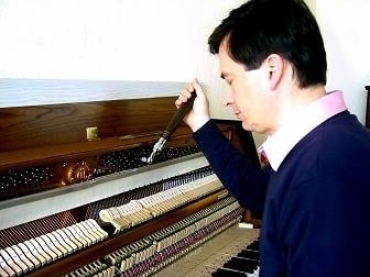 klavierstimmer christoph mansfeld bei der arbeit 05